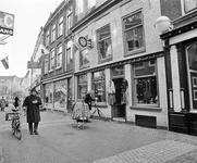 856164 Gezicht op de winkelpanden Vinkenburgstraat 5 (rechts) -hoger, met rechts kledingwinkel Kick Shop.